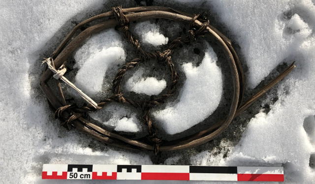  En el hielo de Lendbreen se encontró una raqueta de nieve de 1700 años de antigüedad. Foto: Programa de Arqueología de Glaciares   