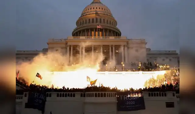  El 20 de enero, Donald Trump dio varios indultos a las personas involucradas en el asalto al Capitolio, según CBS News. Foto: El País.   