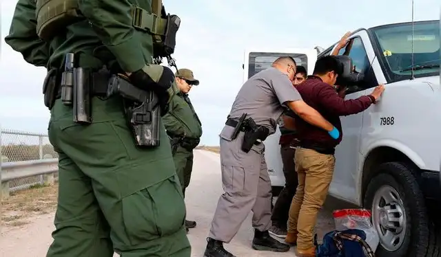  El trato a los inmigrantes detenidos por el ICE ha sido objeto de críticas en todo EE. UU. Foto: Los Ángeles Times   