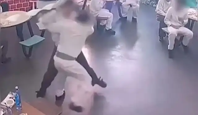 El video muestra a un adolescente siendo atacado mientras los funcionarios no solo se abstienen de intervenir, sino que se muestran complacientes con los agresores. Foto: Telemundo El video muestra a un adolescente siendo atacado mientras los funcionarios no solo se abstienen de intervenir, sino que se muestran complacientes con los agresores. Foto: Telemundo