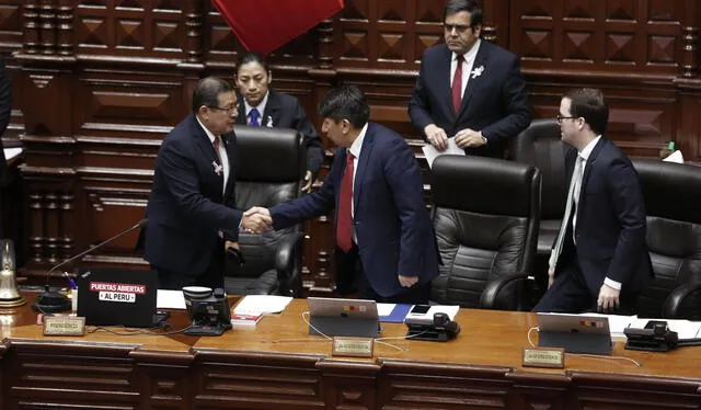  Pacto de no agresión. Eduardo Salhuana y Waldemar Cerrón. Al lado Alejandro Cavero. El oficial mayor Giovanni Forno, el otro blindado, observa. Foto: Macro Cotrina / LR   