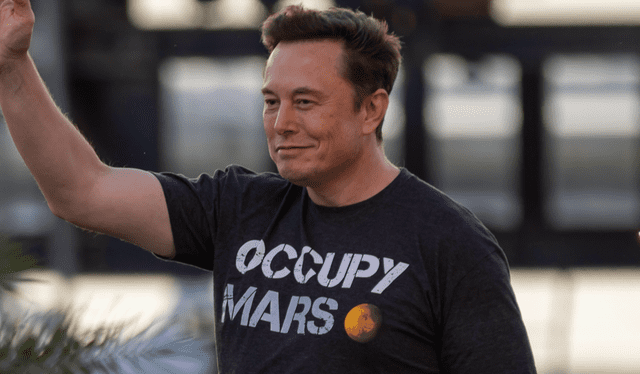 Elon Musk viste la camiseta 'Occupy Mars' y en diversas ocasiones ha demostrado su deseo por llegar a Marte. Foto: AFP   