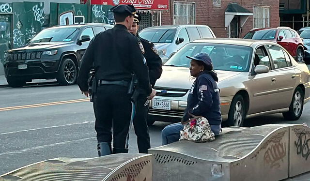 La mujer quedó con graves heridas tras el accidente ocurrido en el cruce de peatones en Broadway. Foto: NY Post / Peter Gerber La mujer quedó con graves heridas tras el accidente ocurrido en el cruce de peatones en Broadway. Foto: NY Post / Peter Gerber
