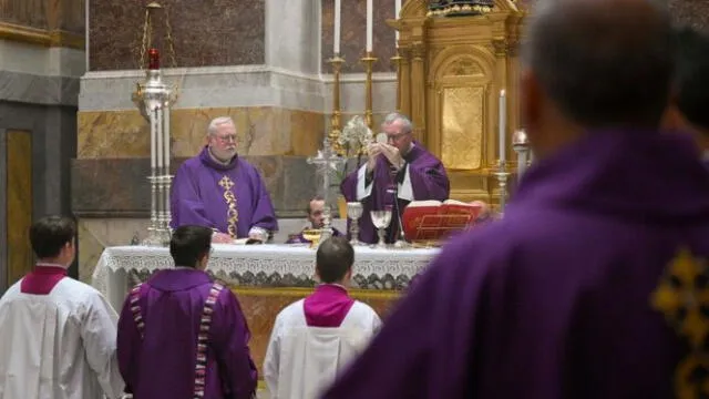 El cardenal Pietro Parolin presidió una misa en el Vaticano por la salud del papa Francisco junto al cuerpo diplomático. Foto: Vatican News El cardenal Pietro Parolin presidió una misa en el Vaticano por la salud del papa Francisco junto al cuerpo diplomático. Foto: Vatican News