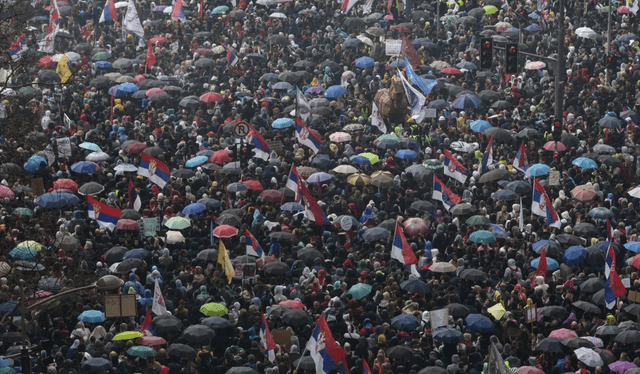 En Belgrado, personas se congregan frente al parlamento en una masiva protesta estudiantil contra la corrupción. Foto: AP/Marko Drobnjakovic. En Belgrado, personas se congregan frente al parlamento en una masiva protesta estudiantil contra la corrupción. Foto: AP/Marko Drobnjakovic.