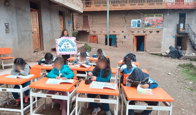 <em> Niños en Pataz estudiando en las calles. Foto: Sergio Verde/La República</em> <em> Niños en Pataz estudiando en las calles. Foto: Sergio Verde/La República</em>