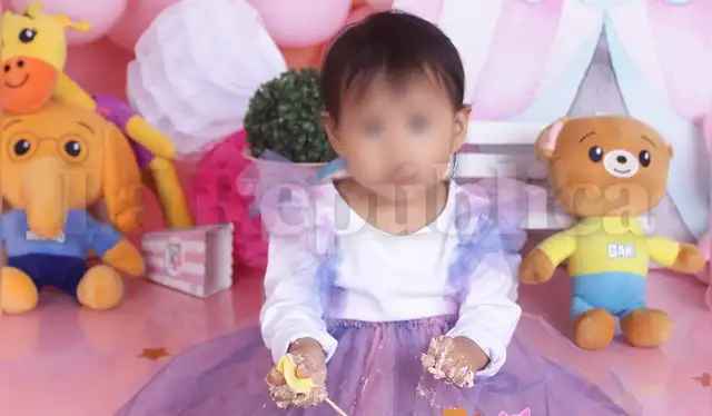  Kayla Iparraguirre, de 1 año, murió tras recibir suero de Medifarma en la clínica Sanna. Su familia denuncia que los médicos desestimaron los síntomas y no actuaron a tiempo, resultando en su muerte cerebral. Foto: La República   