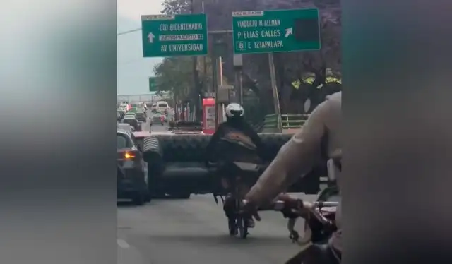 Las imágenes sorprendieron por la habilidad del joven para transportar semejante mueble. Foto: composición LR/ TikTok / @yosoy_bk   