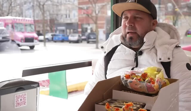  Jesús Sosa, un inmigrante venezolano que llegó a Chicago en 2023, ejerce el comercio ambulatorio. Foto: Univisión.   