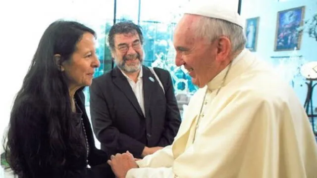Ana María, hija de Esther Ballestrino junto al papa Francisco. Foto: Difusión Ana María, hija de Esther Ballestrino junto al papa Francisco. Foto: Difusión