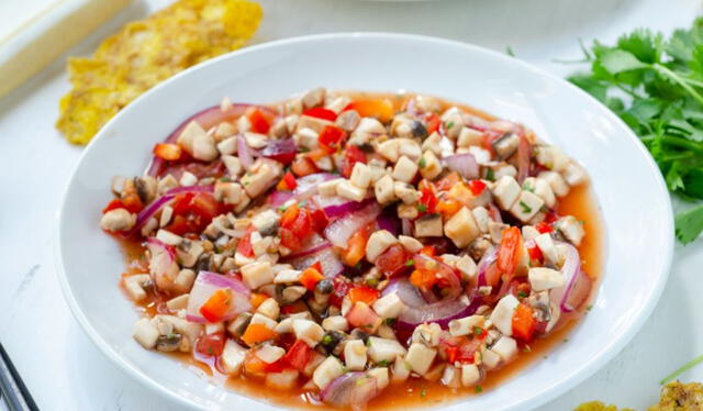 Uno de los platos más famosos de Ecuador es el ceviche. Este plato tradicional se prepara con mariscos frescos, como camarones, pulpo o pescado. Foto: difusión Uno de los platos más famosos de Ecuador es el ceviche. Este plato tradicional se prepara con mariscos frescos, como camarones, pulpo o pescado. Foto: difusión