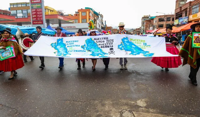 Red de Mujeres Lideresas en Defensa del Lago Titicaca, presentes en la festividad de la Virgen de la Candelaria. Foto: Centro Bartolomé de las Casas. Red de Mujeres Lideresas en Defensa del Lago Titicaca, presentes en la festividad de la Virgen de la Candelaria. Foto: Centro Bartolomé de las Casas.