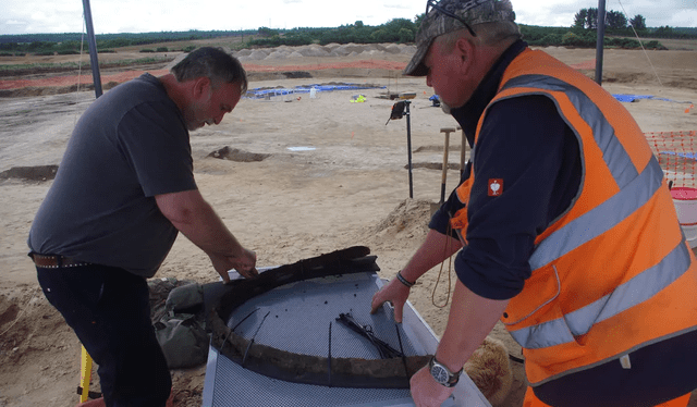 Los investigadores creyeron que el neumático del carro fue fabricado por un herrero muy hábil. Foto: Avon Archaeology Highland Los investigadores creyeron que el neumático del carro fue fabricado por un herrero muy hábil. Foto: Avon Archaeology Highland