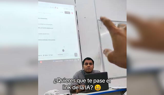  El profesor quedó sorprendido al ver que todas las preguntas de su examen estaban en el pizarrón con las respuestas resueltas. Foto: composición LR/ TikTok / @ia.con.aurora   