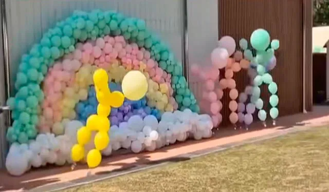 Varias personas que estaban en el lugar salieron corriendo detrás de los globos para tratar de alcanzarlos. Foto: composición LR/ TikTok/ @unitel.bo Varias personas que estaban en el lugar salieron corriendo detrás de los globos para tratar de alcanzarlos. Foto: composición LR/ TikTok/ @unitel.bo
