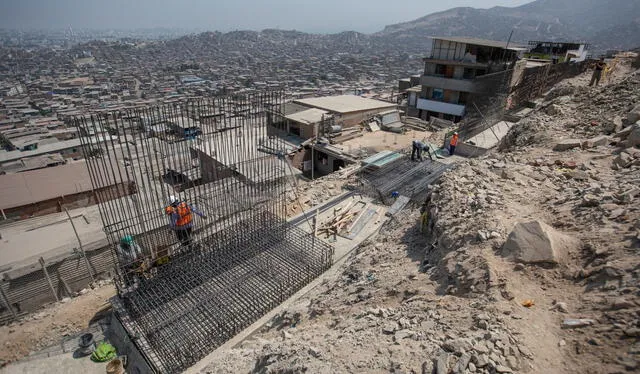 Trabajos de construcción de estructuras de fierro en vía de San Juan de Miraflores Trabajos de construcción de estructuras de fierro en vía de San Juan de Miraflores