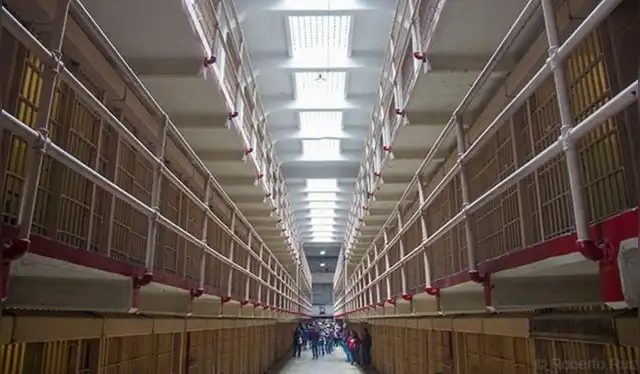 En 1962, Frank Morris y los hermanos Anglin realizaron una fuga utilizando cucharas afiladas para perforar las paredes de sus celdas Foto: El diario.es En 1962, Frank Morris y los hermanos Anglin realizaron una fuga utilizando cucharas afiladas para perforar las paredes de sus celdas Foto: El diario.es