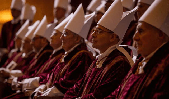 La película muestra las relaciones de poder y los pactos que tienen lugar entre los cardenales. Foto: Cónclave La película muestra las relaciones de poder y los pactos que tienen lugar entre los cardenales. Foto: Cónclave