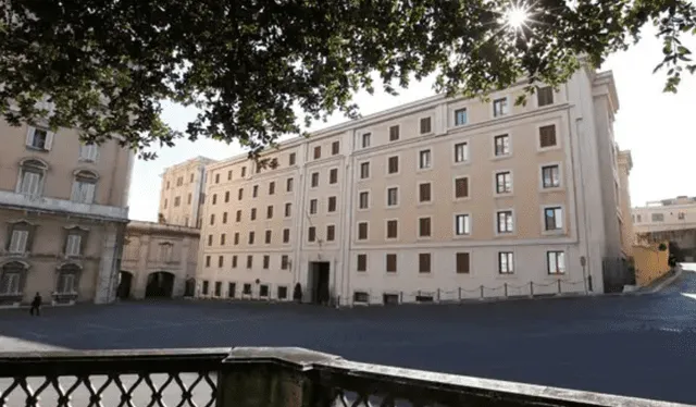  La Casa Santa Marta, tradicionalmente la residencia del Papa Francisco, se ha transformado en el refugio de los cardenales. Foto: Vatican News   