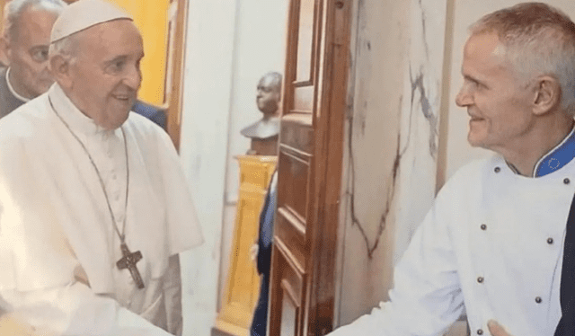 El papa Francisco saludando al chef Sergio Dussin Foto: ambito.com   