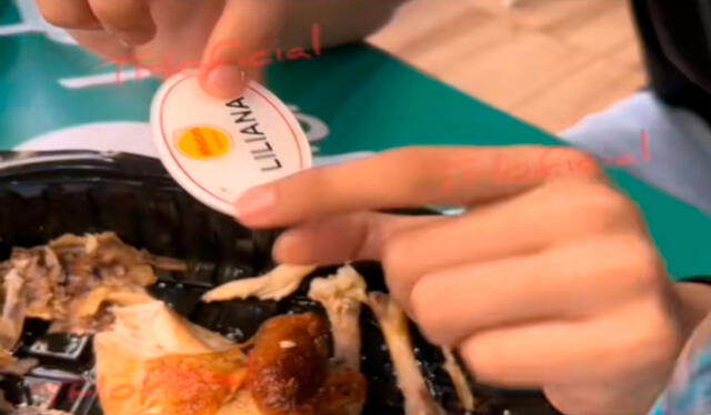  El joven encontró un broche con el nombre de la trabajadora del supermercado en la fuente del pollo a la brasa. Foto: composición LR/ TikTok/ @tumbeshablaoficial   