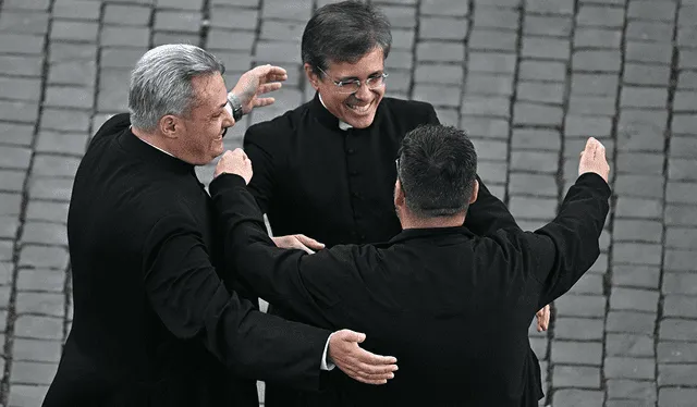 Los prelados celebran en la Plaza San Pedro la elección del nuevo Papa. Foto: AFP Los prelados celebran en la Plaza San Pedro la elección del nuevo Papa. Foto: AFP