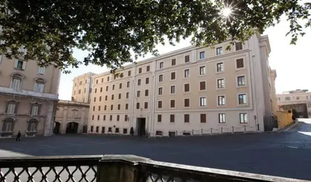  La Casa Santa Marta, también llamada oficialmente Domus Sanctae Marthae, es una residencia situada en el interior de la Ciudad del Vaticano, justo al lado de la Basílica de San Pedro. Foto: Lecturas   