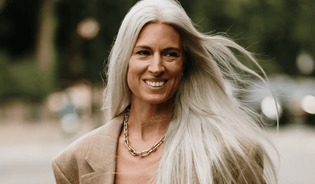 Al aceptar las canas, se abraza la historia personal y se celebra la vida vivida. Foto: Launchmetrics Spotlight Al aceptar las canas, se abraza la historia personal y se celebra la vida vivida. Foto: Launchmetrics Spotlight