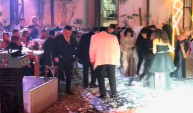 El novio, al notar que el anillo ya no estaba en su dedo comenzó a buscar desesperadamente su aro de bodas. Foto: composición LR/ TikTok/ @juanpablosanchezdj El novio, al notar que el anillo ya no estaba en su dedo comenzó a buscar desesperadamente su aro de bodas. Foto: composición LR/ TikTok/ @juanpablosanchezdj