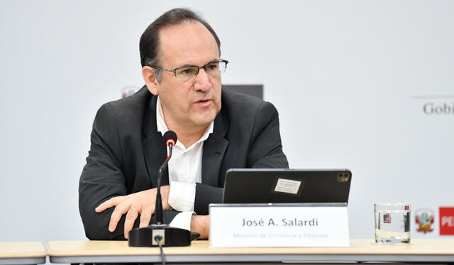 Ministro de Economía José Salardi. Ministro de Economía José Salardi.