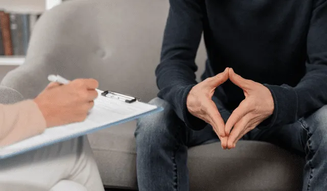  Desde un enfoque psicológico, mover la pierna de forma repetitiva se clasifica como una conducta motora involuntaria, también conocida como nerviosismo motriz o comportamiento estereotipado. Foto: FreePik   