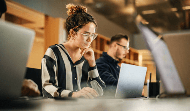 La Generación Z considera que la reducción de la jornada laboral es sinónimo de mayor eficiencia y salud mental. Foto: IStock La Generación Z considera que la reducción de la jornada laboral es sinónimo de mayor eficiencia y salud mental. Foto: IStock
