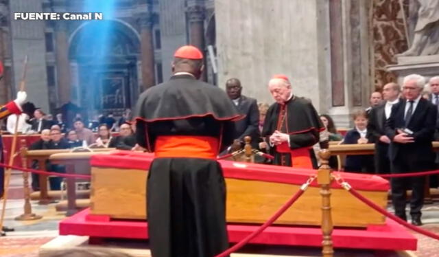 Juan Luis Cipriani se presentó a las exequias del papa Francisco con el traje de obispo, pese a la sanción del Vaticano. Foto: La República / Canal N Juan Luis Cipriani se presentó a las exequias del papa Francisco con el traje de obispo, pese a la sanción del Vaticano. Foto: La República / Canal N