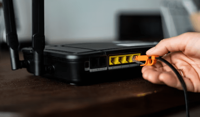 Existen maneras de mejorar la señal de: colocar el router en alto y alejado de obstáculos que limiten la señal. Foto: FreePik Existen maneras de mejorar la señal de: colocar el router en alto y alejado de obstáculos que limiten la señal. Foto: FreePik