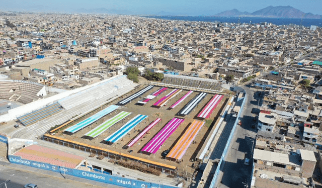  En el 2020, durante la pandemia, la municipalidad reubicó a 200 comerciantes en el estadio. Foto: Radio RSD Chimbote   