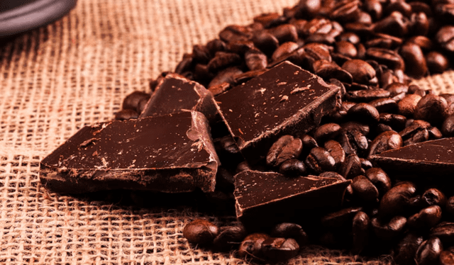 La chocolate negro tiene altas cualidades antioxidantes, se sugiere un consumo diario de una onza. Foto: FreePik La chocolate negro tiene altas cualidades antioxidantes, se sugiere un consumo diario de una onza. Foto: FreePik