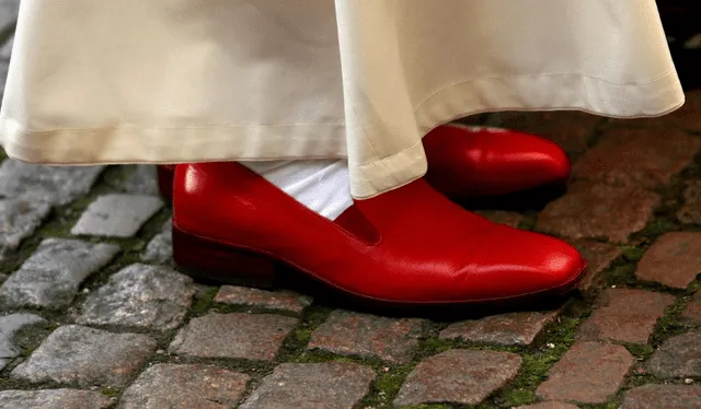 Los zapatos rojos del papa Foto: RTVE   
