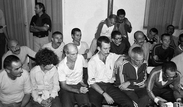  José Mujica (izq.), el día de su liberación como preso político por pertenecer a la organización guerrillera Movimiento de Liberación Nacional. Foto: AFP   