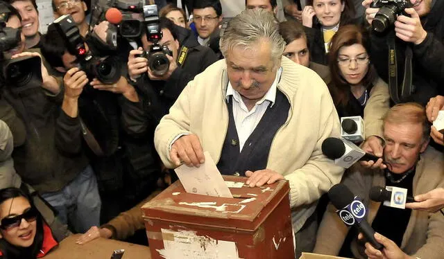 José Mujica, emite su voto durante las elecciones generales presidenciales del 25 de octubre de 2009 en Montevideo. Foto: AFP   