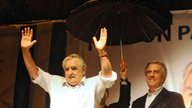  José Mujica, celebra tras ganar la segunda vuelta en las elecciones presidencial de Uruguay de 2009. Foto: AFP   