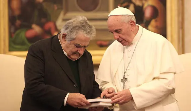  El Papa Francisco intercambia regalos con el presidente de Uruguay, José Mujica, durante una audiencia en su biblioteca privada en el Vaticano. Foto: Vaticano   