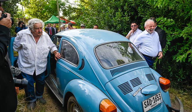  José Mujica lleva al presidente de Brasil, Luiz Inácio Lula da Silva, a dar un paseo en su viejo VW por Montevideo. Foto: Anadolu   