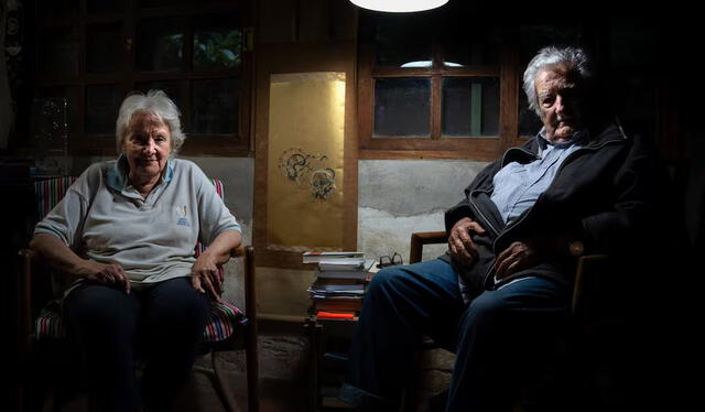  Mujica y su esposa, Lucía Topolansky, se sientan en la sala de su casa en Montevideo. Foto: AFP 
