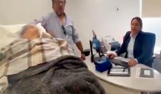 Video viral muestra a una mujer de 96 años llevada en camilla a una sucursal del BBVA en Oaxaca. Foto: TikTok/ @centronoticiasoaxaca Video viral muestra a una mujer de 96 años llevada en camilla a una sucursal del BBVA en Oaxaca. Foto: TikTok/ @centronoticiasoaxaca