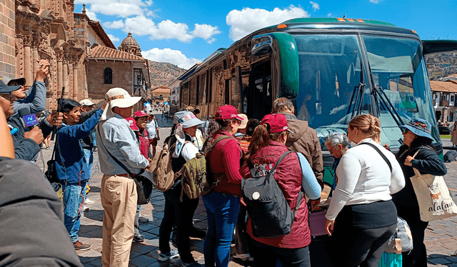  Turista tuvieron que ser trasladados al aeropuerto en un bus de la PNP. Créditos: Luis Álvarez / La República.<br><br>    