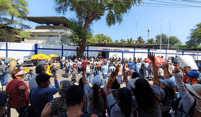  Manifestante llegaron al Gore Piura para presentar otras demandas. Créditos: Maribel Mendo / La República.<br><br>    