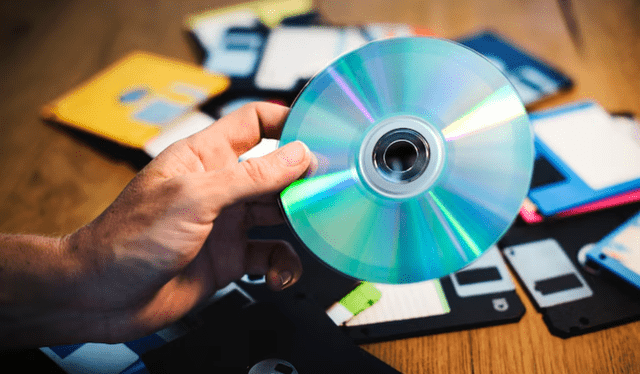 Los CDs han quedado relegados a un segundo plano, pero su potencial para el reciclaje es inmenso. Foto: FreePik Los CDs han quedado relegados a un segundo plano, pero su potencial para el reciclaje es inmenso. Foto: FreePik