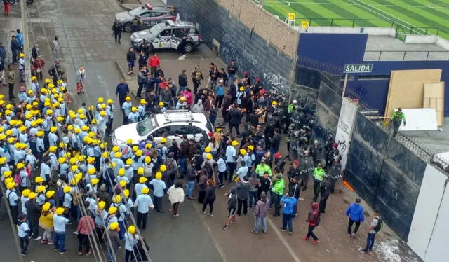 Este acto provocó enfrentamientos con hinchas de Alianza Lima y requirió la intervención de la policía para restablecer el orden. Foto: Andina Este acto provocó enfrentamientos con hinchas de Alianza Lima y requirió la intervención de la policía para restablecer el orden. Foto: Andina