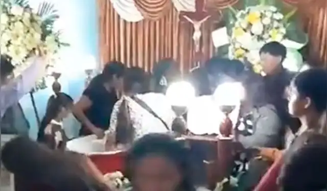  Los familiares rápidamente sacaron la tapa del ataúd para que le ingresar aire al ‘difunto’. Foto: TikTok/ @josecf71   