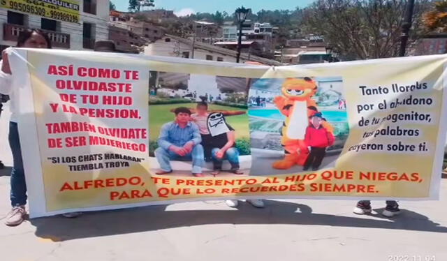 La expareja incluso realizó una pancarta con la foto del padre de su hijo para exigir el dinero de la manutención. Foto: TikTok/ @contactodirecto La expareja incluso realizó una pancarta con la foto del padre de su hijo para exigir el dinero de la manutención. Foto: TikTok/ @contactodirecto